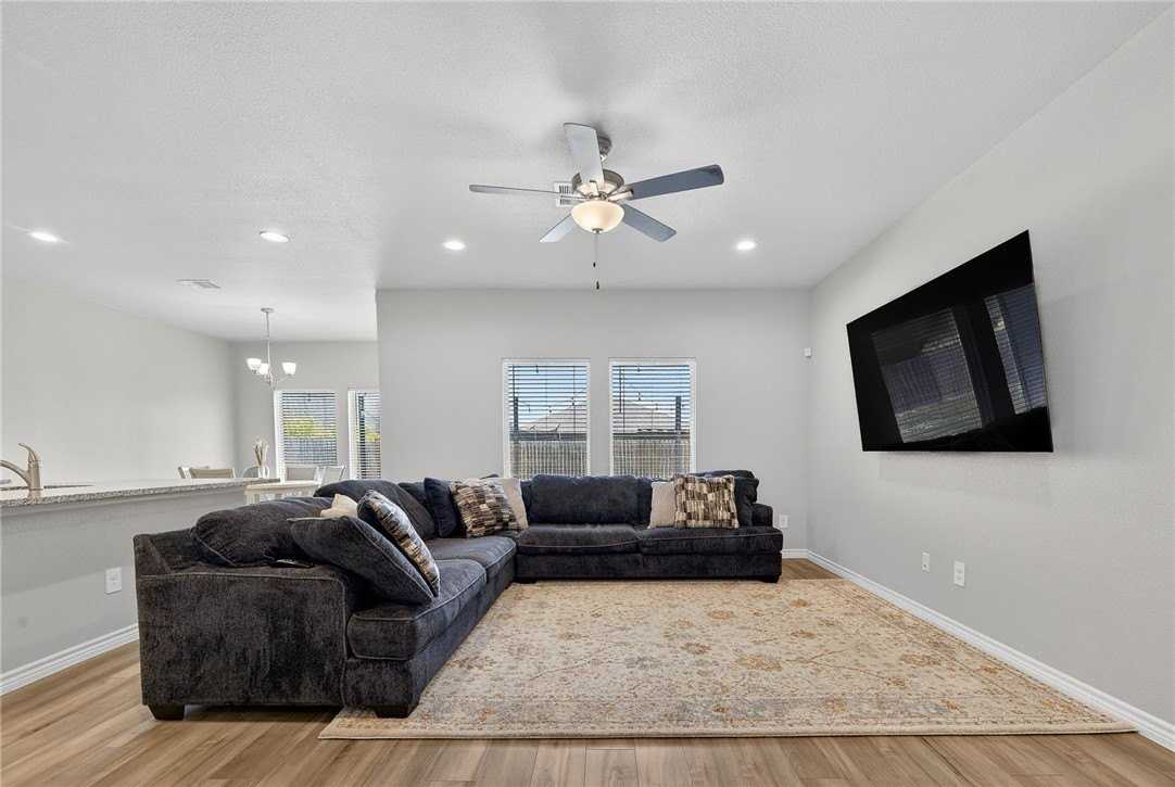 1346 Regents Park Ln - Photo 7 of 40