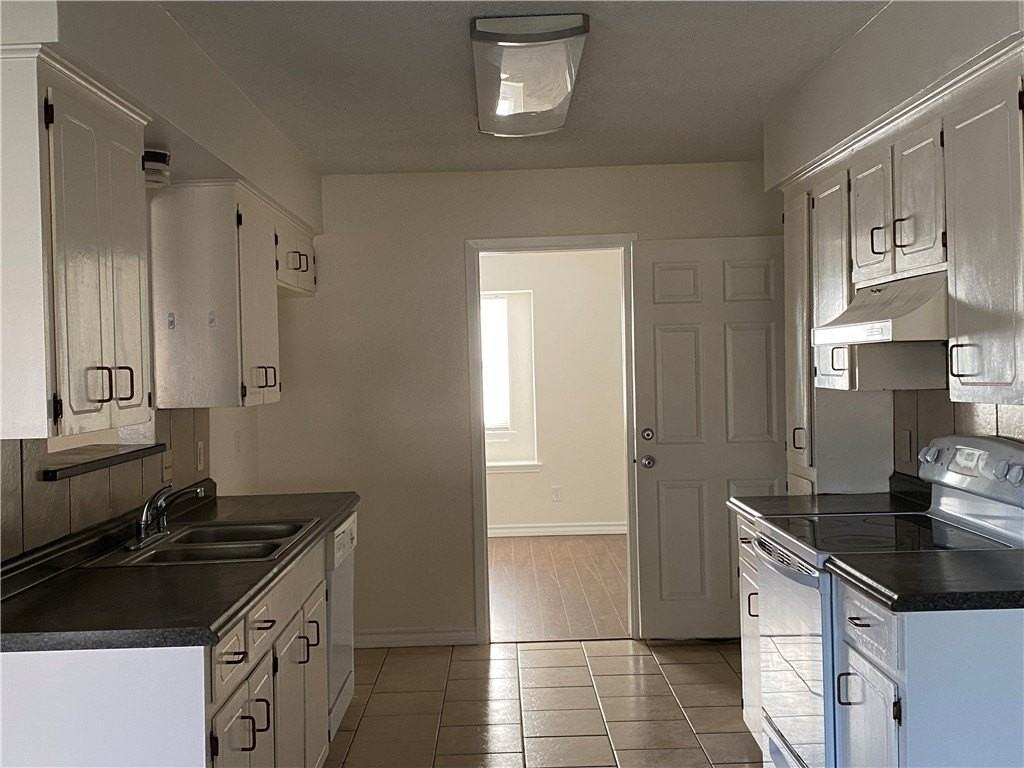 2204 Matagorda Dr - Photo 4 of 32