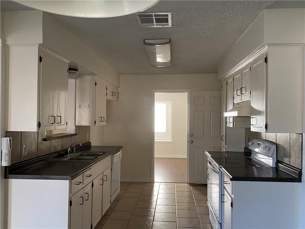 2204 Matagorda Dr - Photo 5 of 32