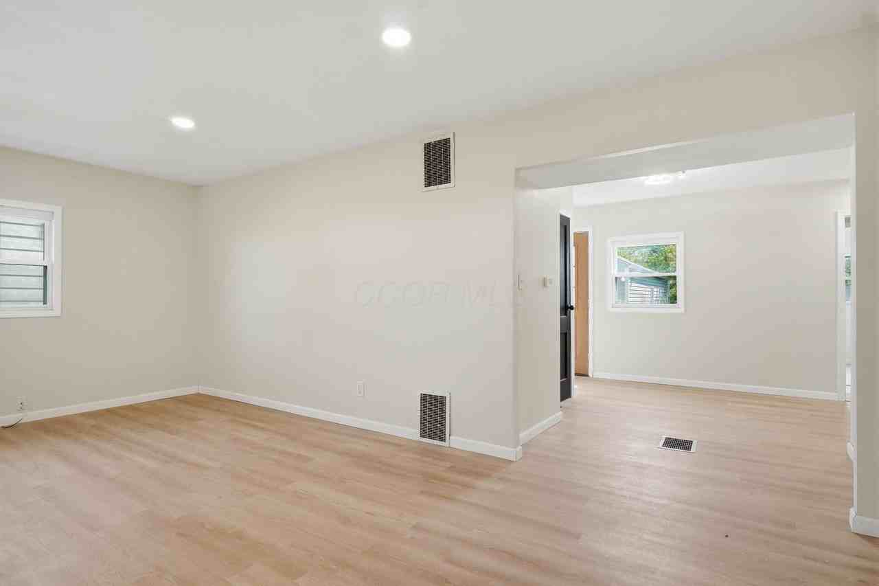 1074 S James Rd - Photo 3 of 35