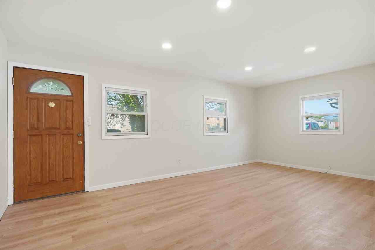1074 S James Rd - Photo 4 of 35
