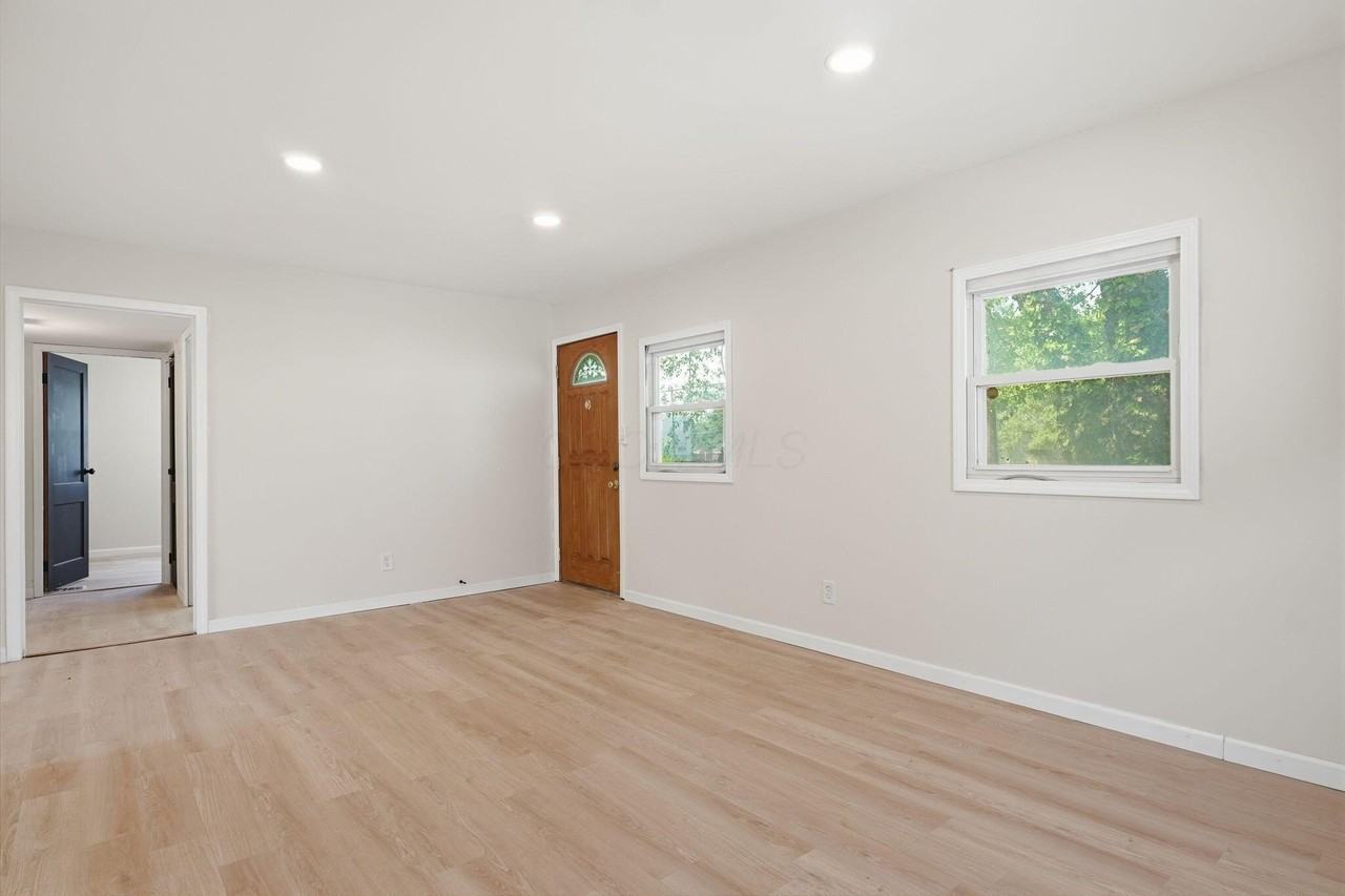 1074 S James Rd - Photo 5 of 35