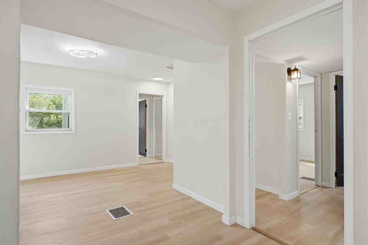 1074 S James Rd - Photo 6 of 35