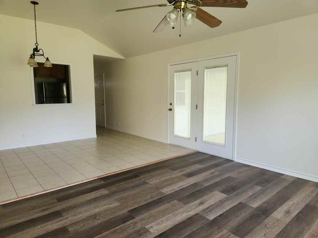 810 Apple St - Photo 4 of 15