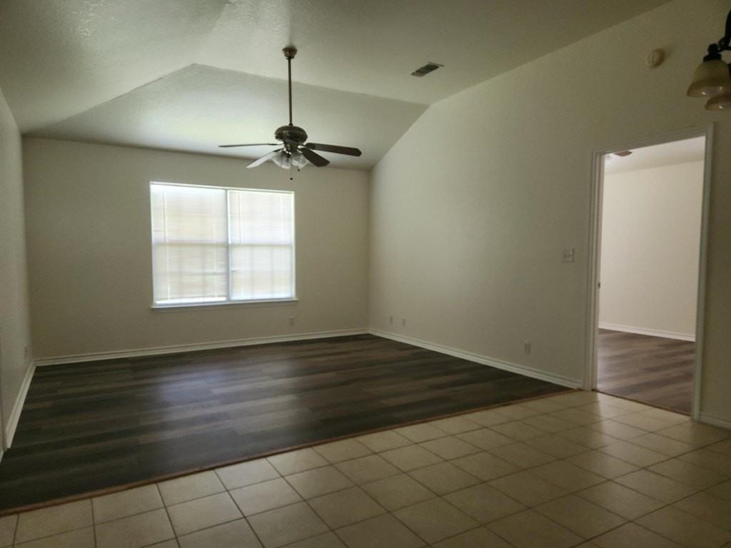 810 Apple St - Photo 5 of 15