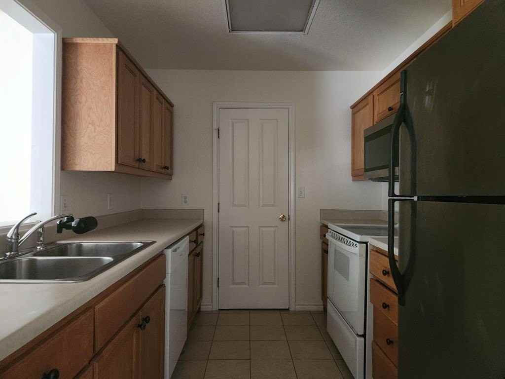 810 Apple St - Photo 6 of 15