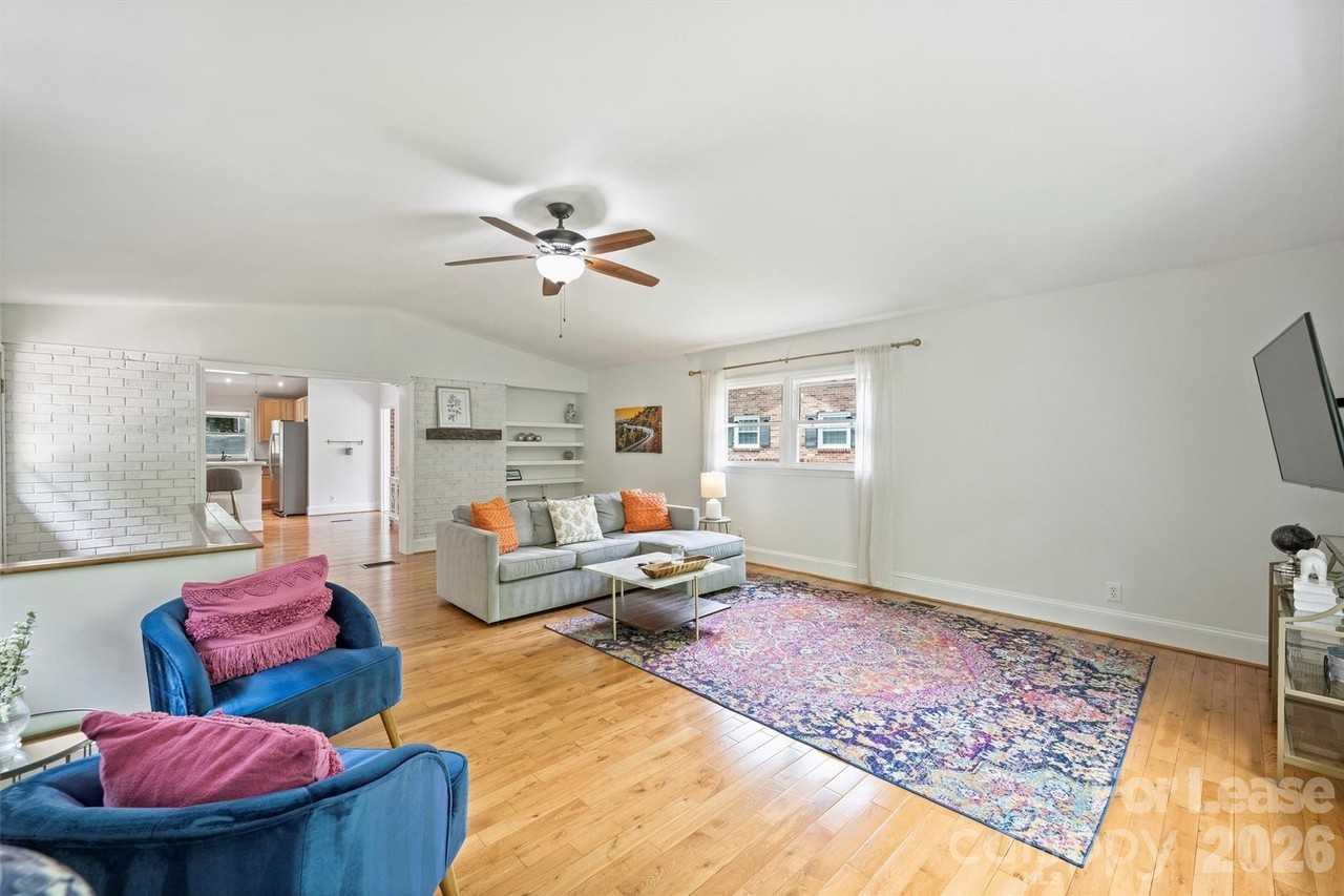 2027 Wensley Dr - Photo 2 of 23