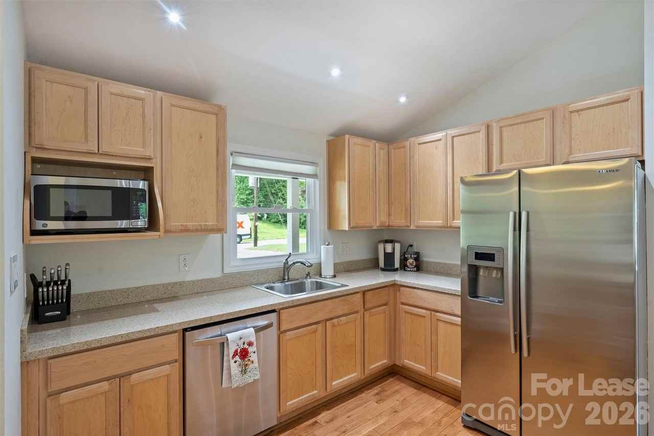 2027 Wensley Dr - Photo 4 of 23