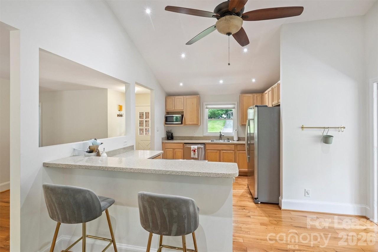 2027 Wensley Dr - Photo 5 of 23