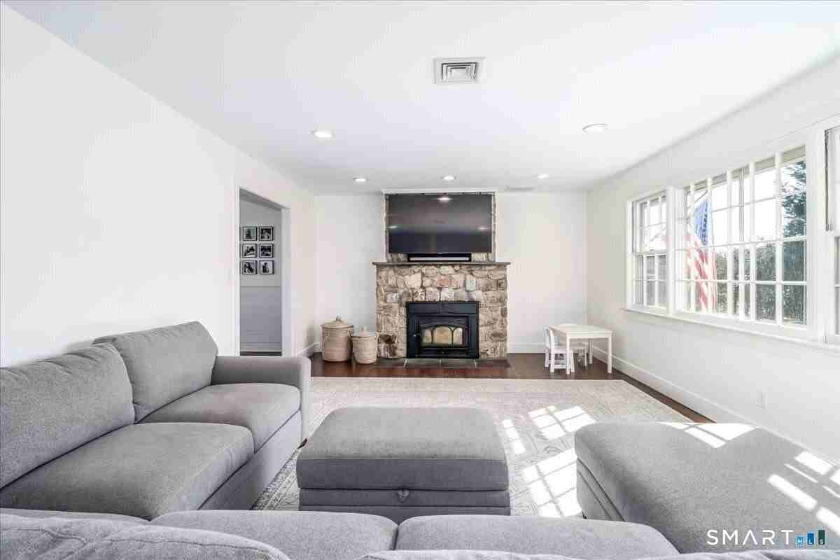 58 Davenport Dr - Photo 3 of 32