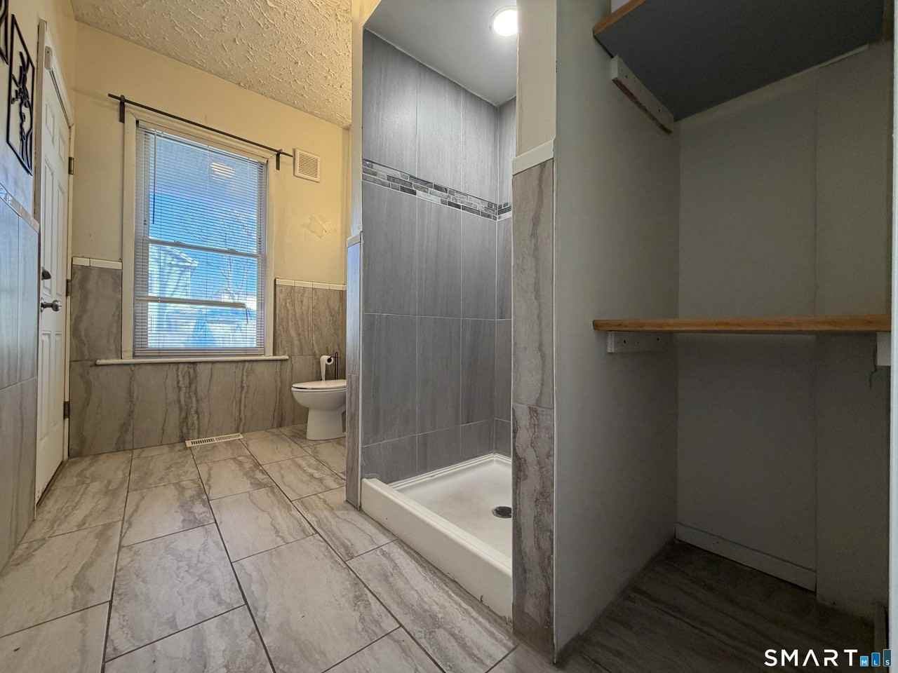 468 Noble Ave - Photo 2 of 8