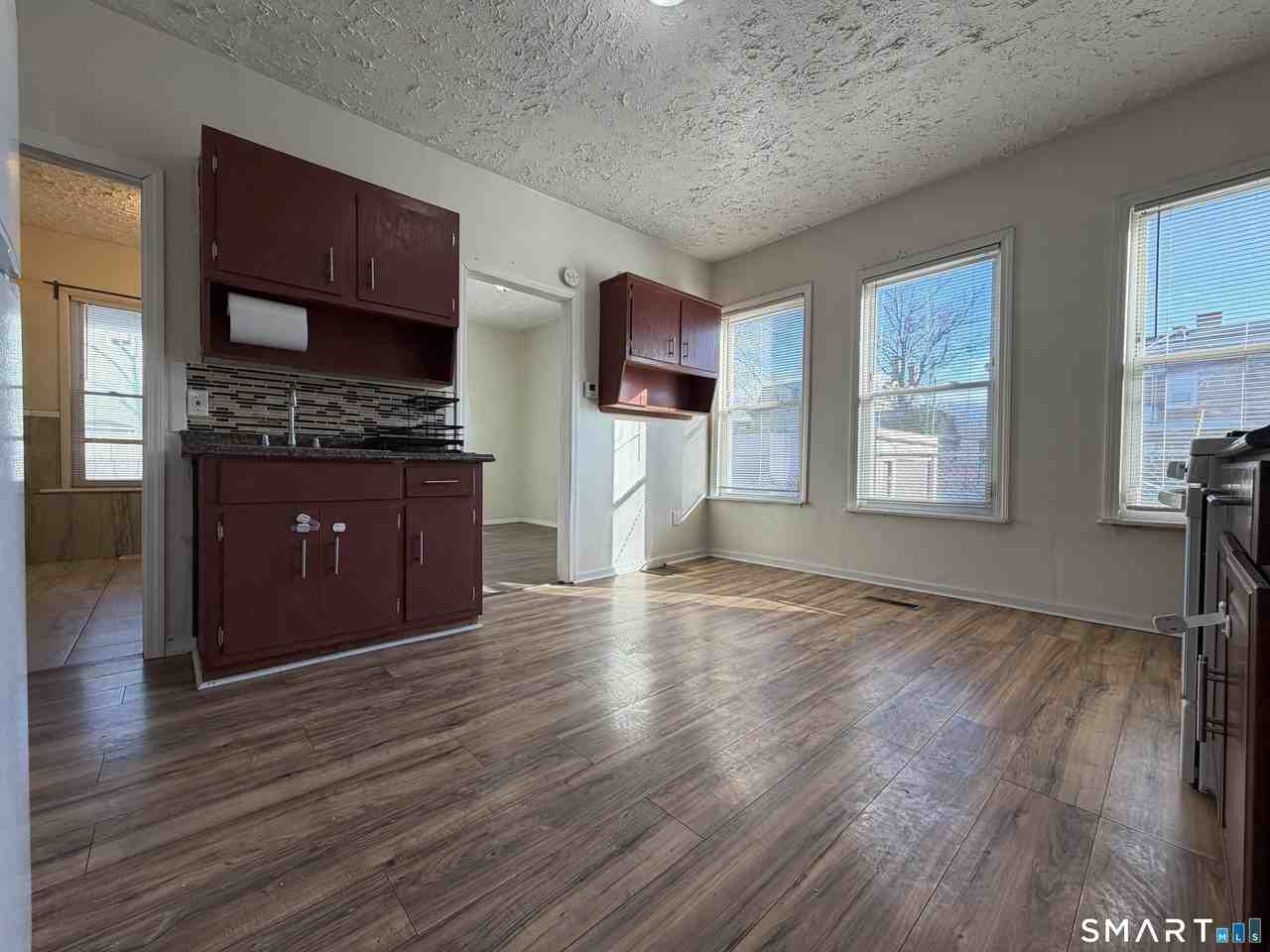 468 Noble Ave - Photo 3 of 8