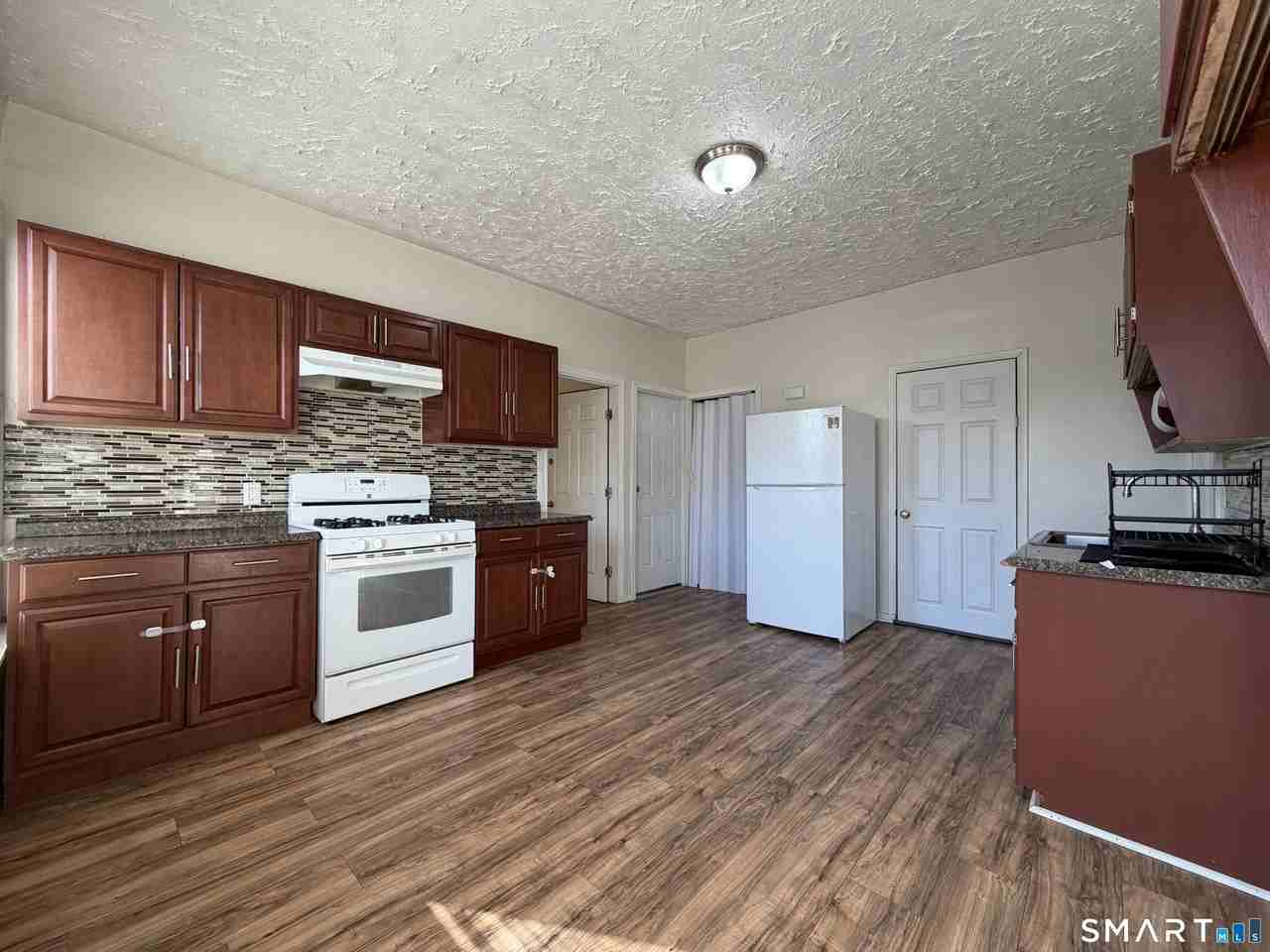 468 Noble Ave - Photo 4 of 8