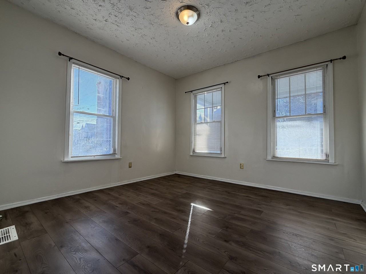 468 Noble Ave - Photo 5 of 8