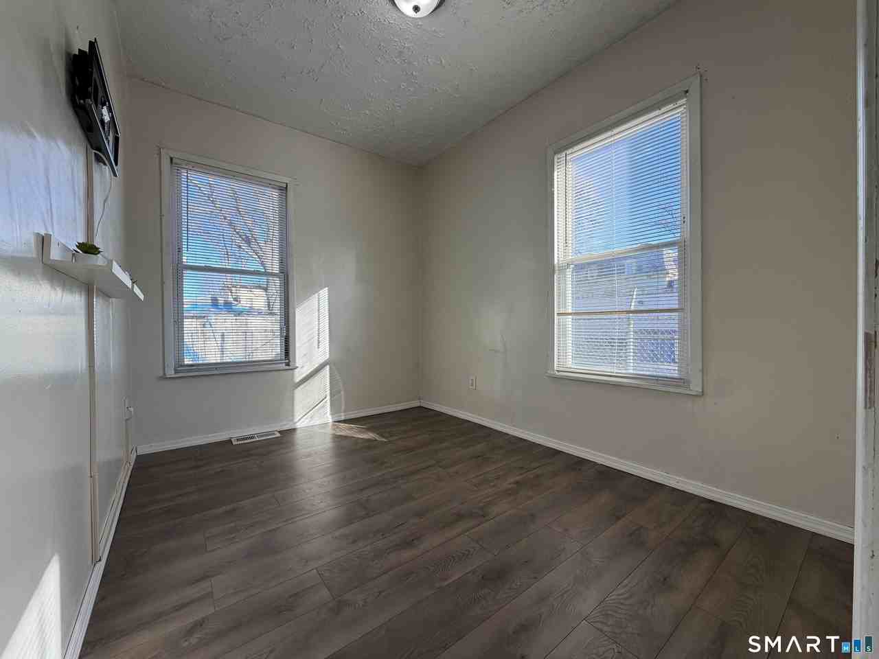 468 Noble Ave - Photo 7 of 8