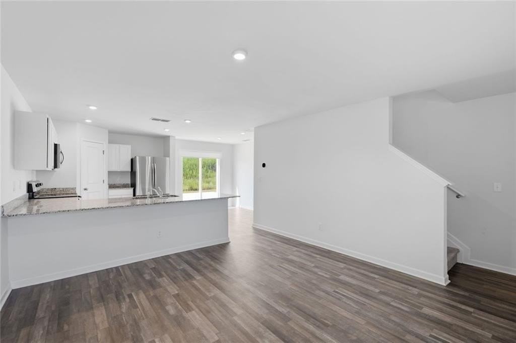 133 Oxford Ln - Photo 4 of 32