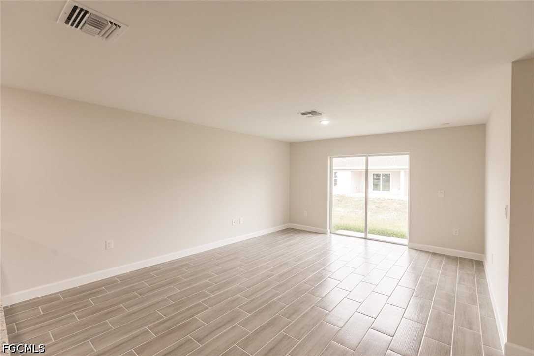 327/329 Bell Boulevard S - Photo 6 of 22