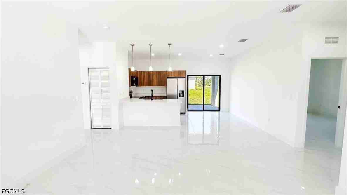 705 Avondale St E - Photo 2 of 26