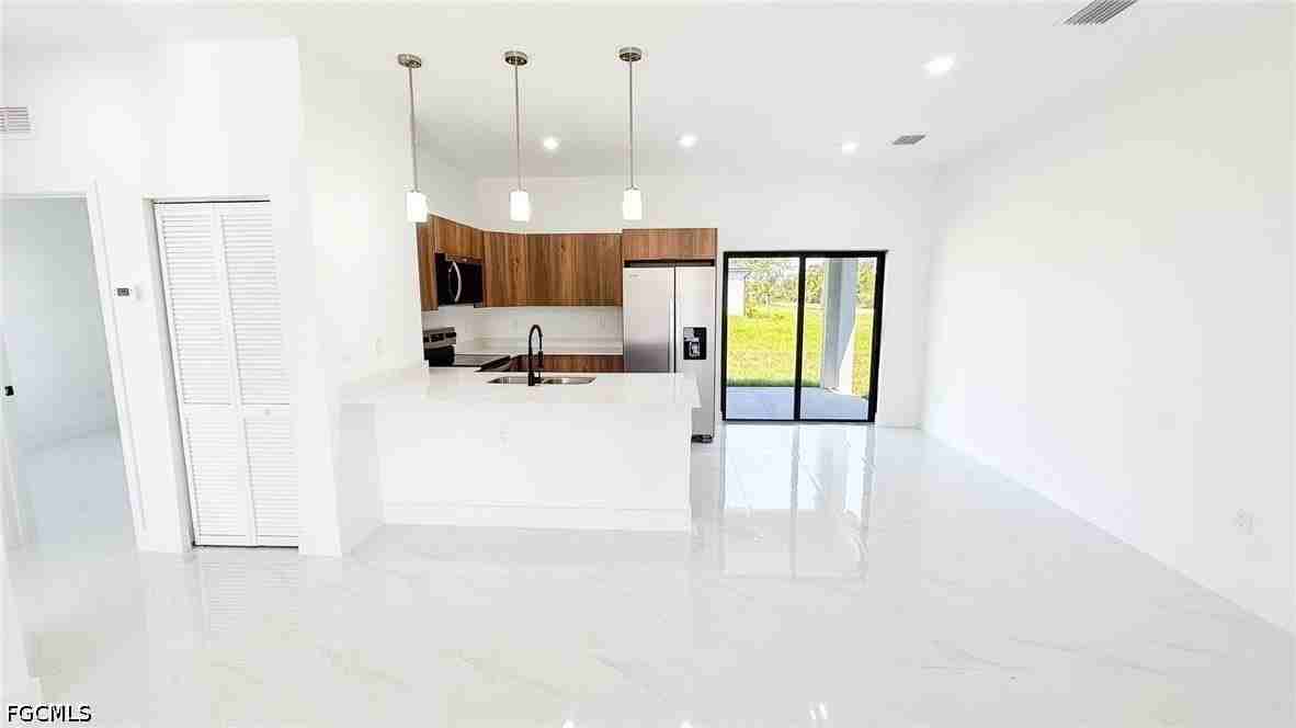 705 Avondale St E - Photo 4 of 26