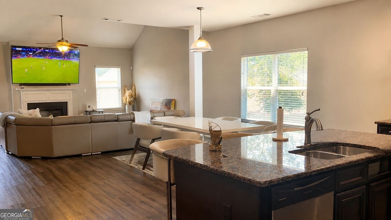 1301 Rose Terrace Cir - Photo 3 of 18
