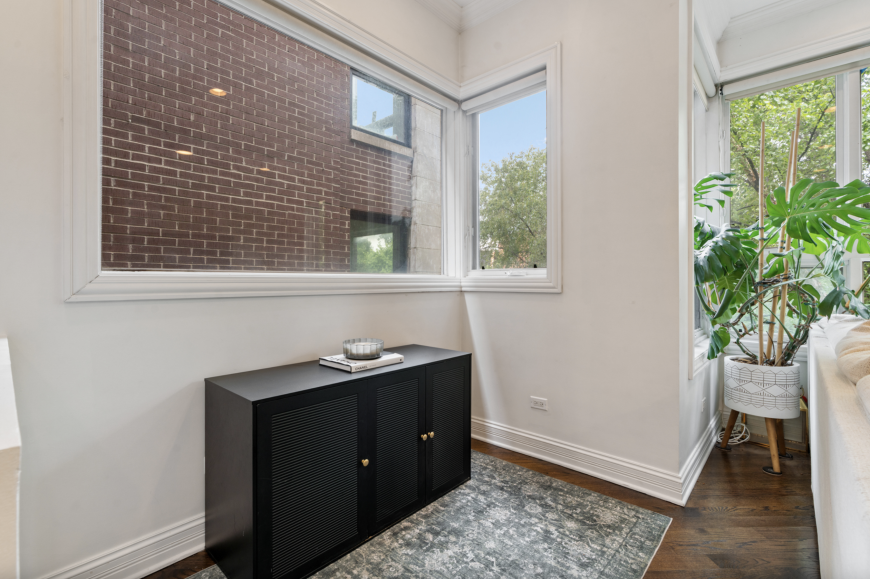1131 W Addison St - Photo 4 of 10