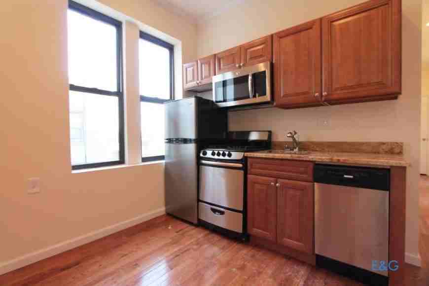 412 E 51st St - Photo 4 of 10