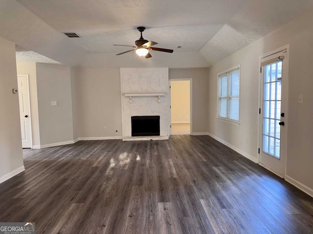 1052 Terance Ave - Photo 3 of 18