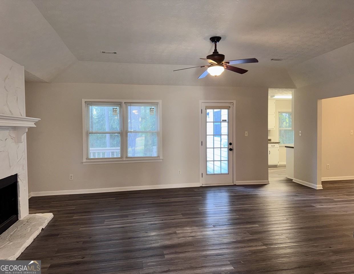 1052 Terance Ave - Photo 4 of 18
