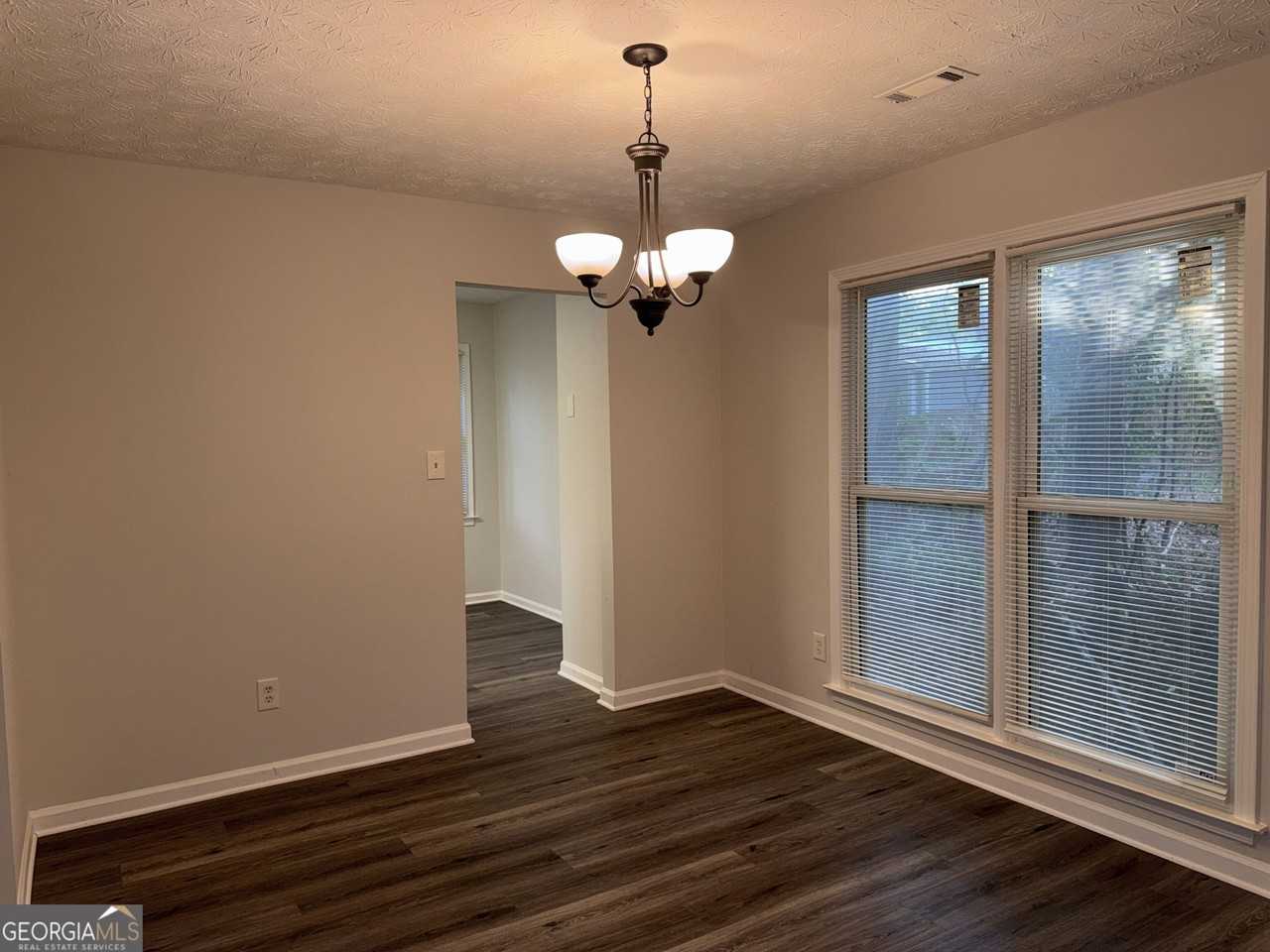 1052 Terance Ave - Photo 5 of 18