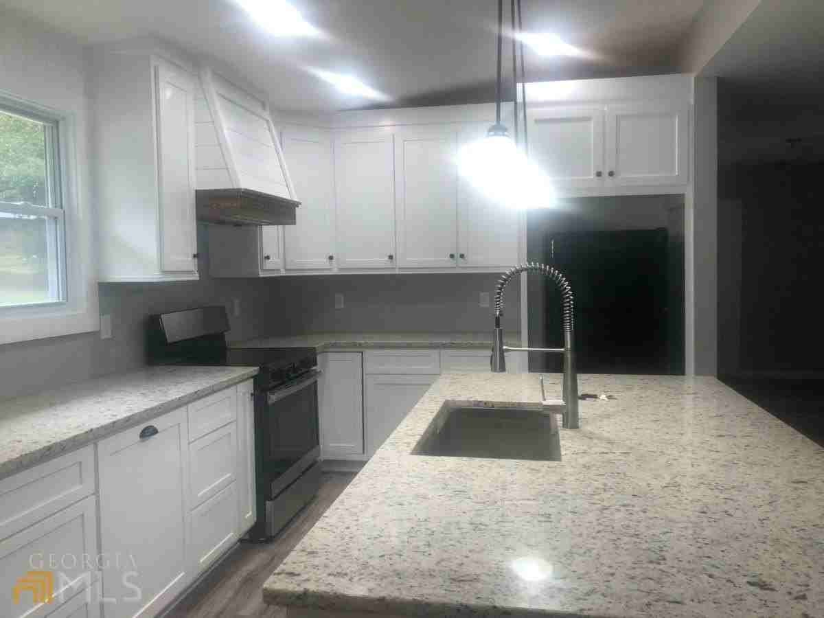 4310 Bouldercrest Rd - Photo 2 of 11