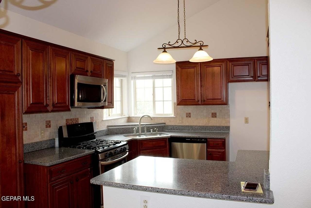 1720 Firehouse Dr - Photo 4 of 22