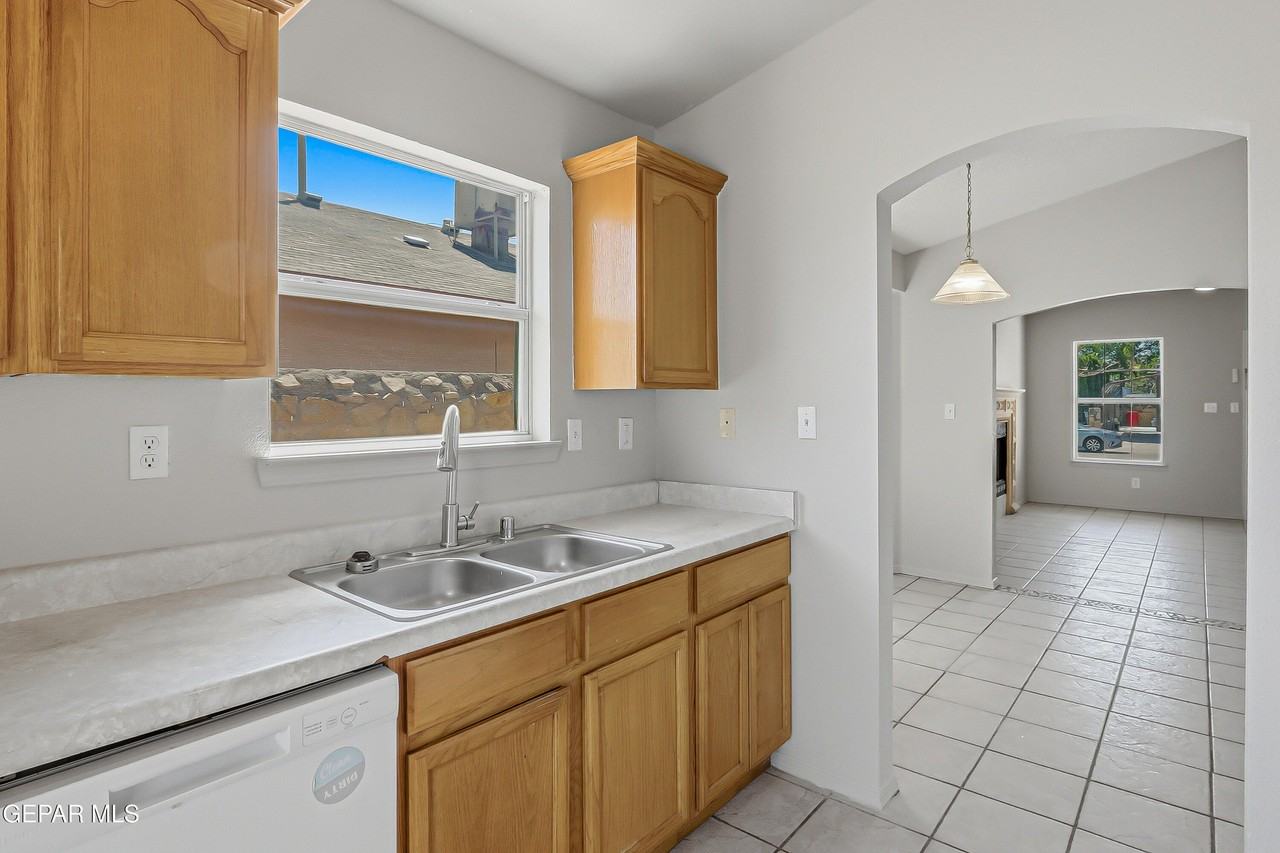 12353 Tierra Apache Dr - Photo 3 of 33