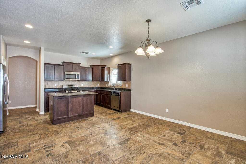 221 S Stoneside Dr - Photo 7 of 24