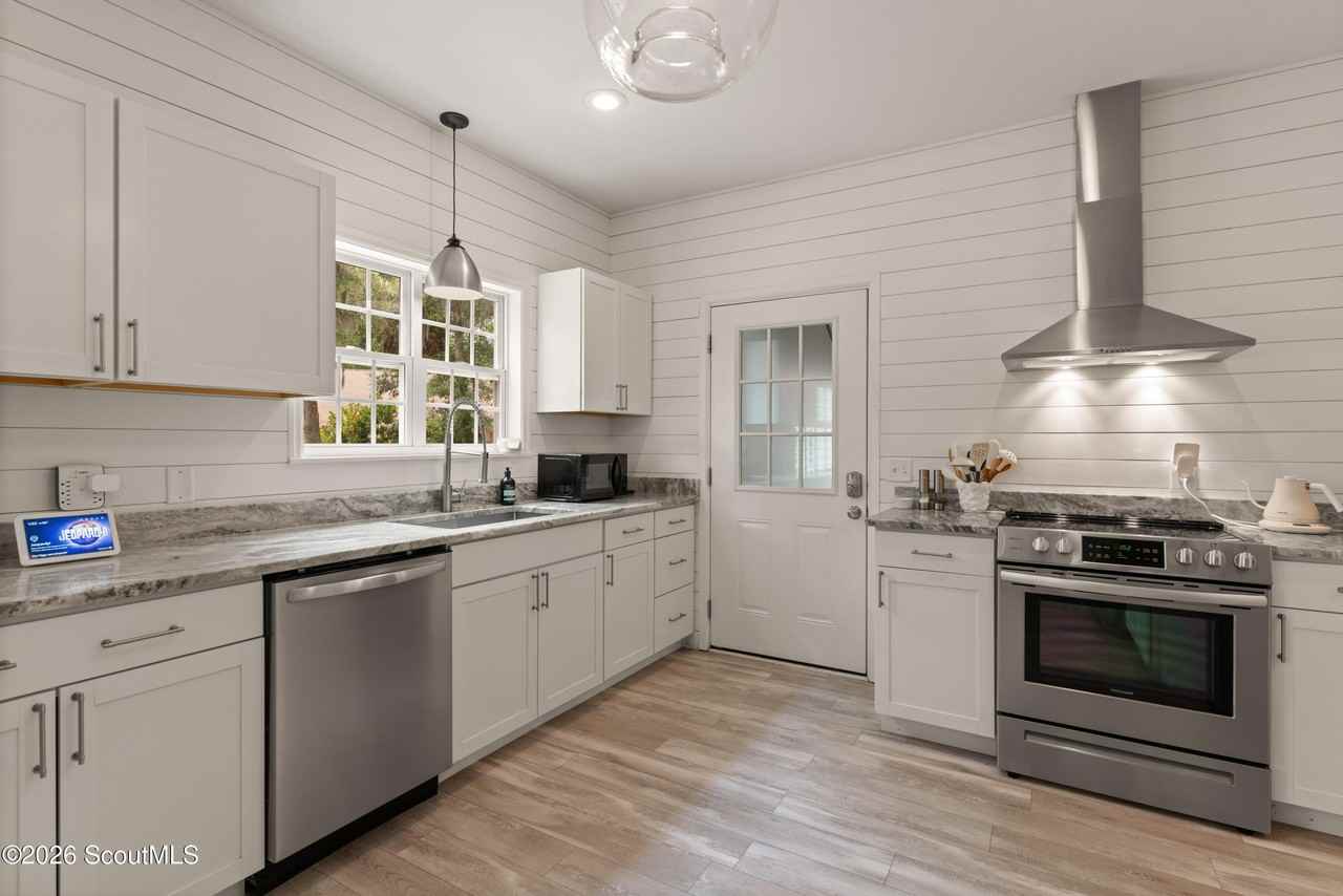101 Settlers Rd - Photo 3 of 18