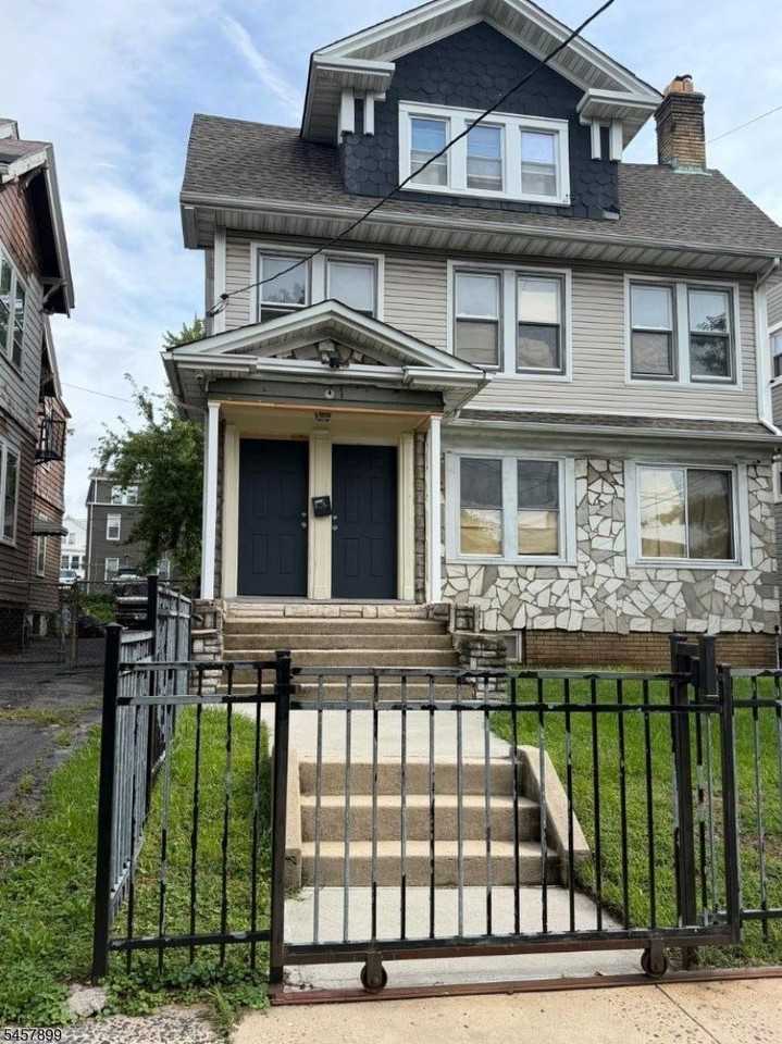 91 Lyons Ave - Photo 2 of 12