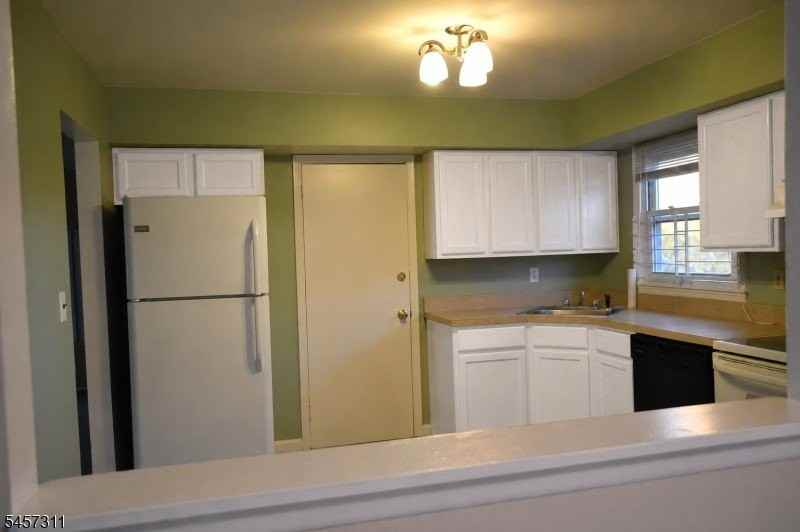 511 Downer St - Photo 5 of 8