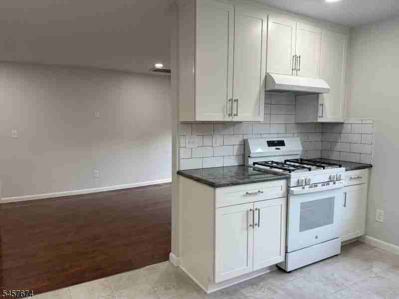 584 Pompton Ave - Photo 3 of 14