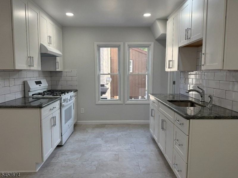 584 Pompton Ave - Photo 4 of 14