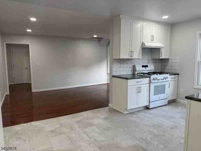 584 Pompton Ave - Photo 6 of 14