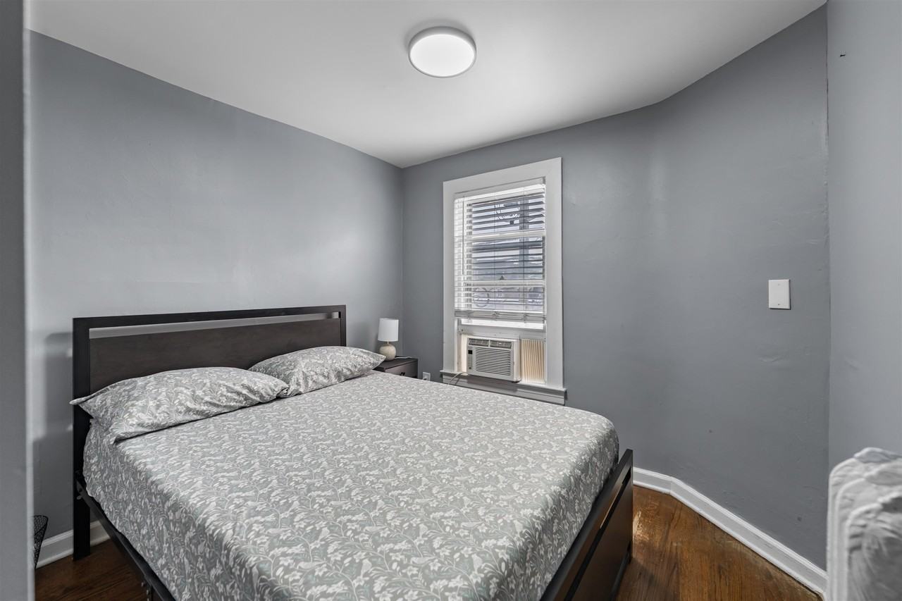 9 W 51st St - Photo 2 of 10