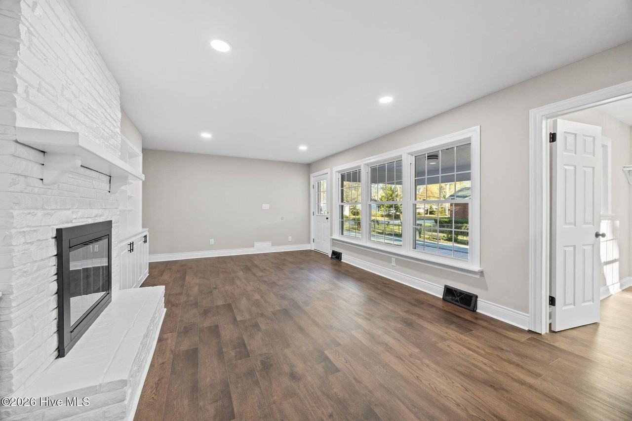 1401 Greenville Blvd Se - Photo 4 of 49