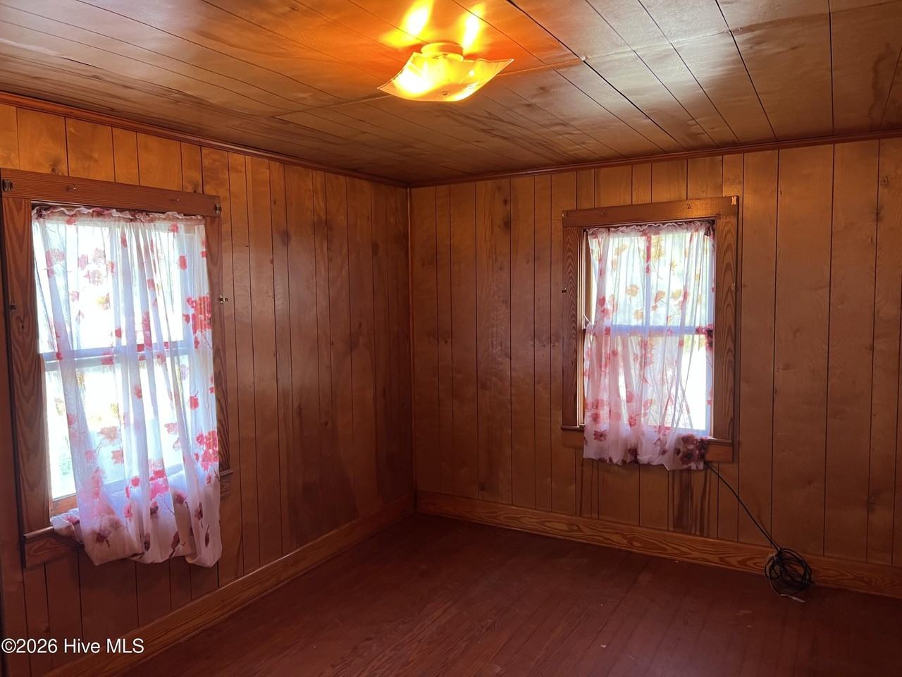 717 N Road St - Photo 3 of 10