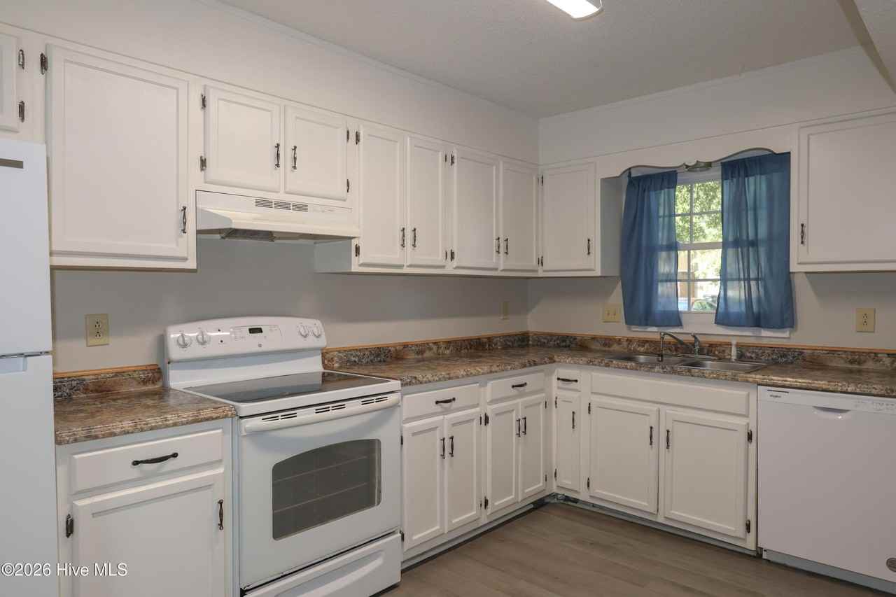 108 King George Ct - Photo 2 of 16