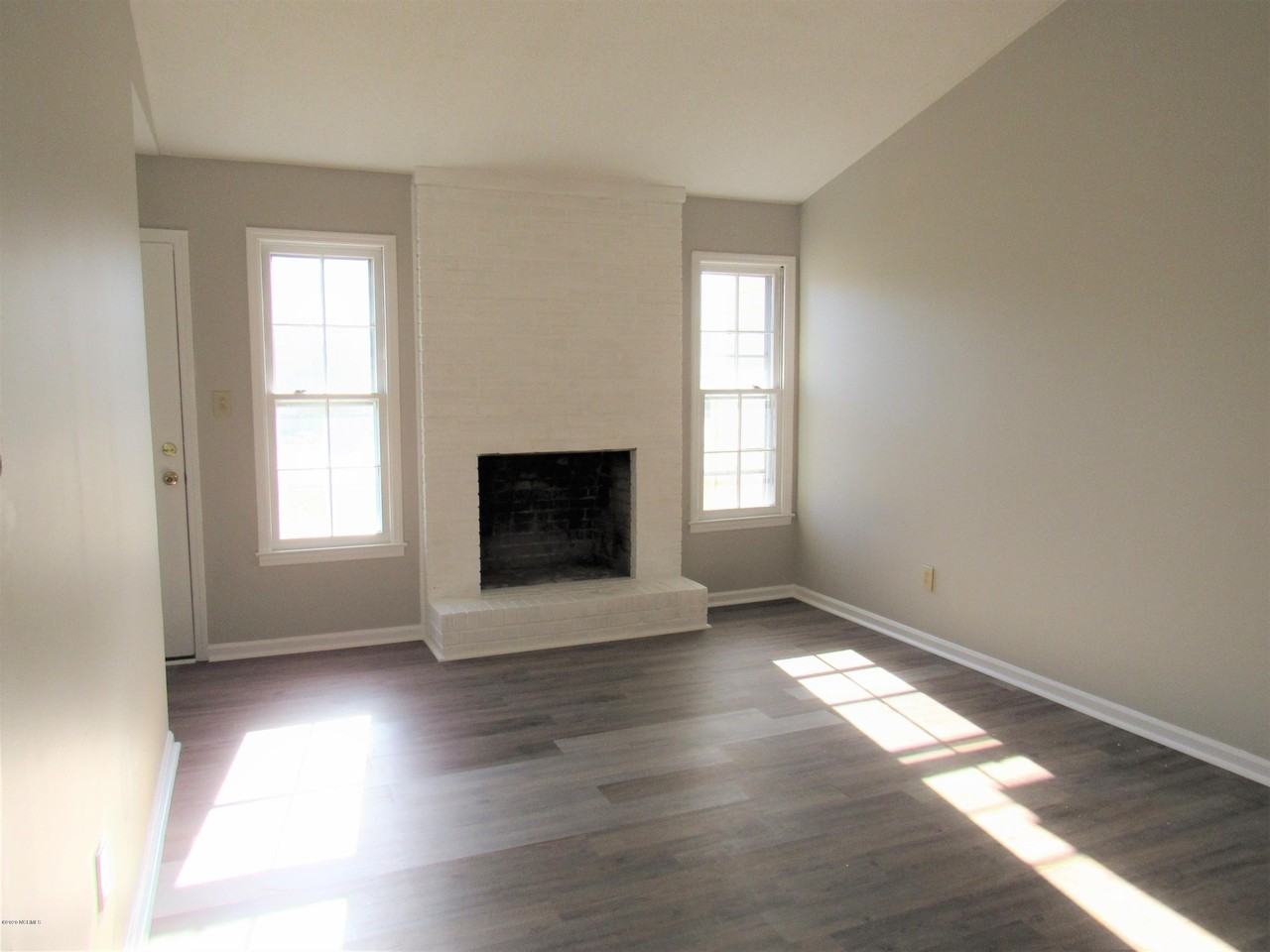 325 W Frances St - Photo 2 of 10