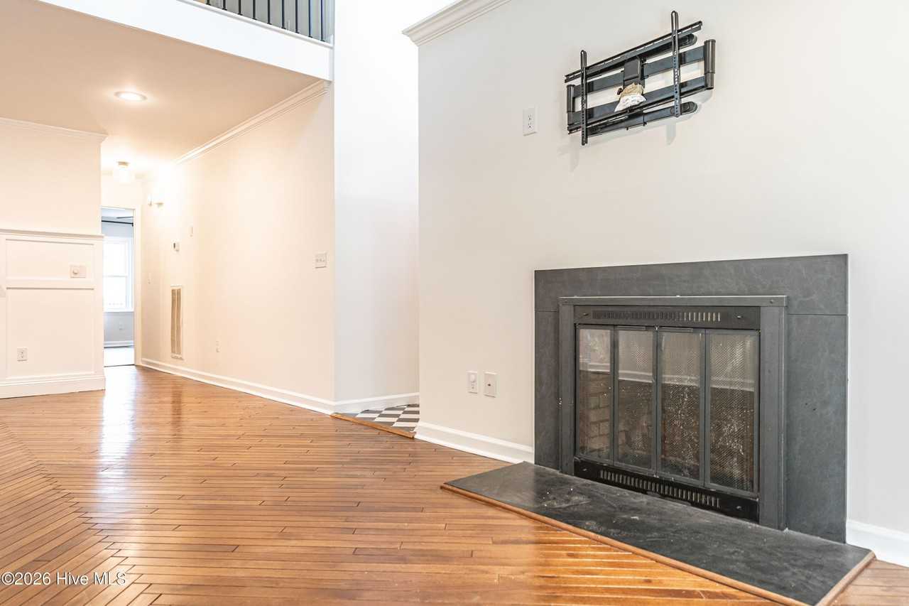 185 S Ashe St - Photo 5 of 23