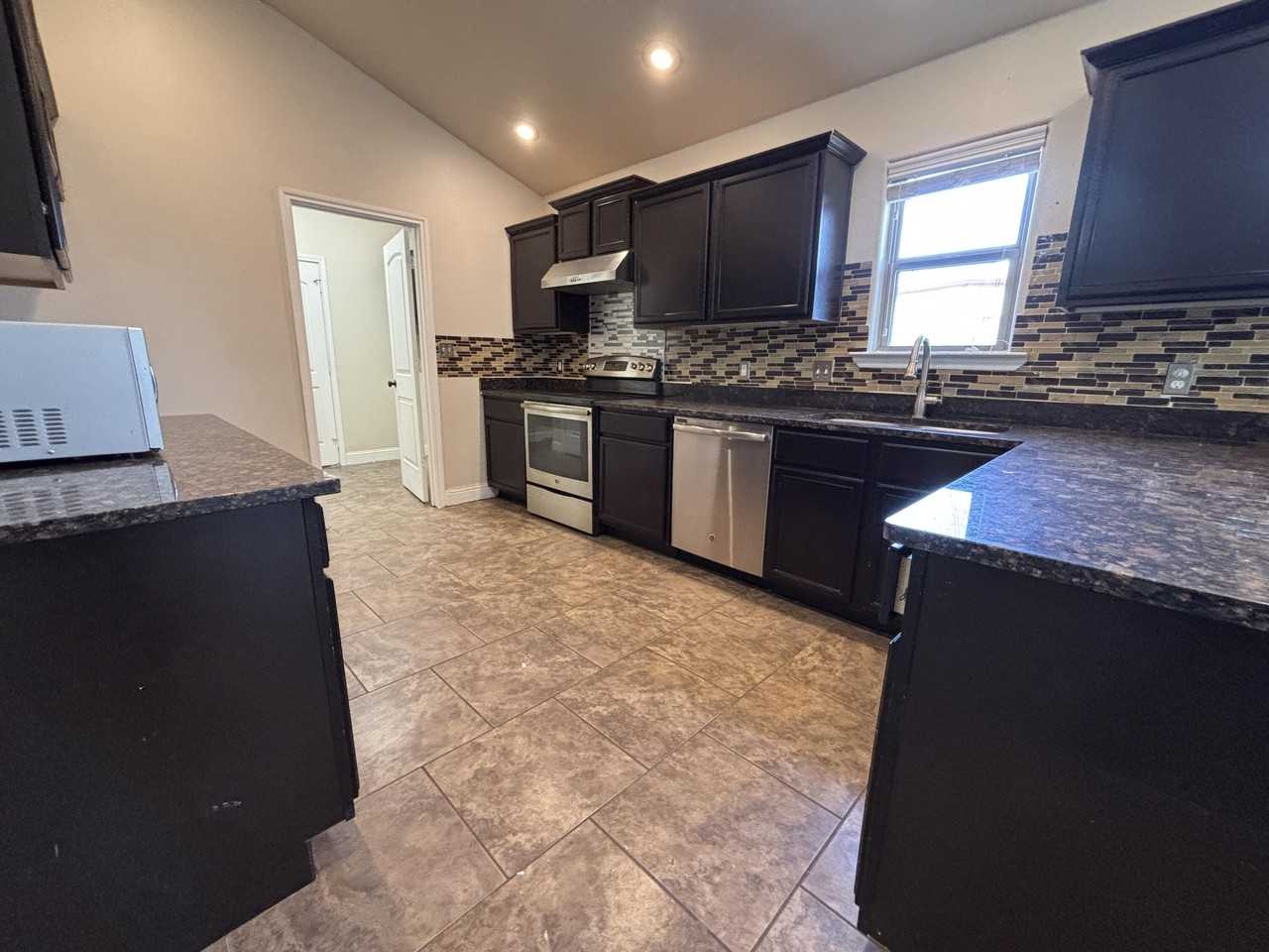 11107 Elmwood Ave - Photo 5 of 13