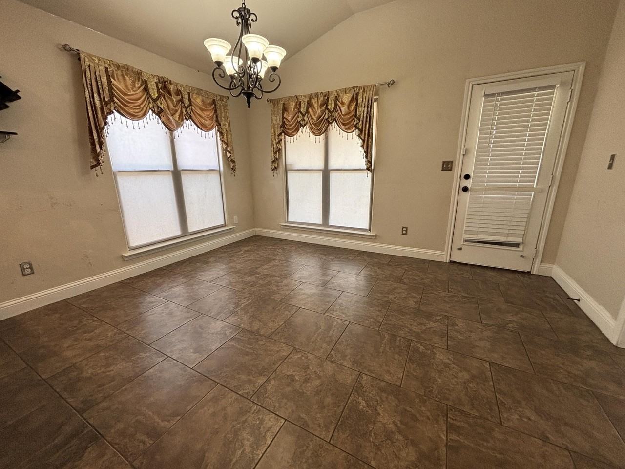 11107 Elmwood Ave - Photo 6 of 13