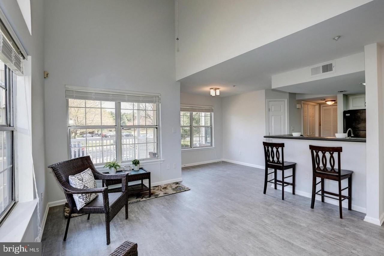 921 Hillside Lake Ter - Photo 3 of 15