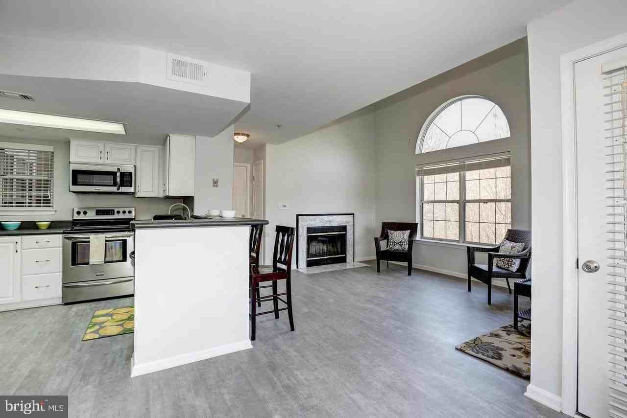 921 Hillside Lake Ter - Photo 4 of 15