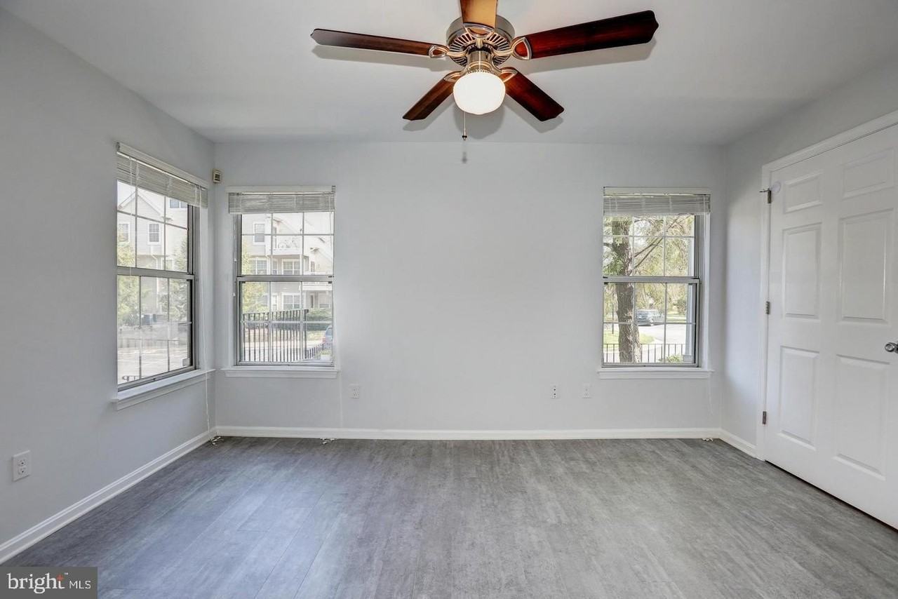921 Hillside Lake Ter - Photo 7 of 15